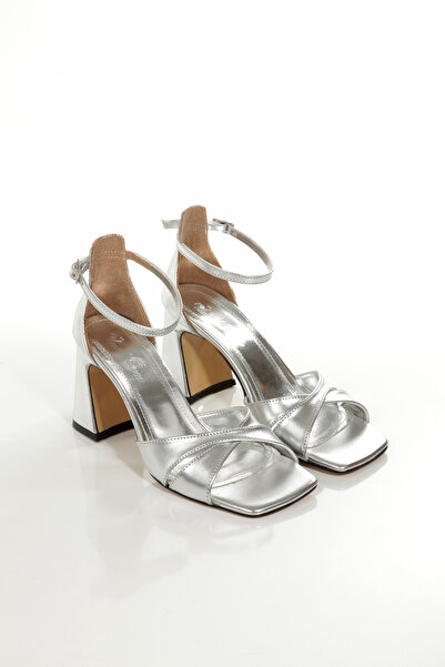 ÜNAL ÖZER صندل نسائي بكعب سميك وحزام متقاطع للكاحل Un001-0330