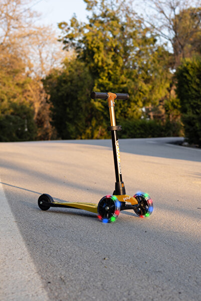 POZART Scooter Yeni Leddy 3tekerli Led Işıklı 2+Yaş 50kğ Taşıma Kapasiteli 3K...