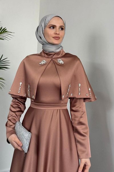 MERVEN AKYÜZ Giorgia Cape Stoned Satin βραδινό φόρεμα πάνω