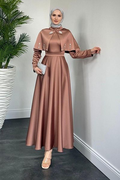 MERVEN AKYÜZ Giorgia Cape Stoned Satin βραδινό φόρεμα πάνω