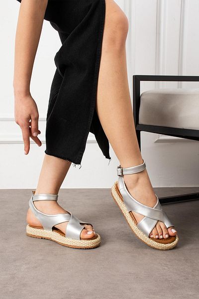 ShoeTek Sandale de damă Lors Flip Flop cu curele la gleznă din piele argintie