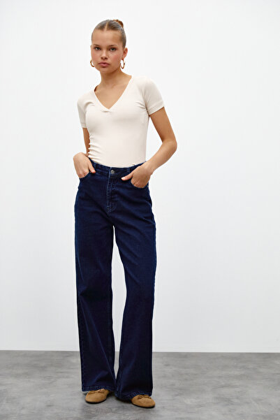 urban focus V neck t-shirt