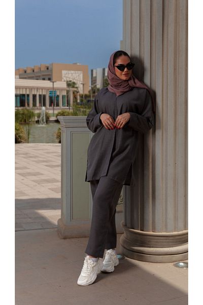 outline Gray veiled suit