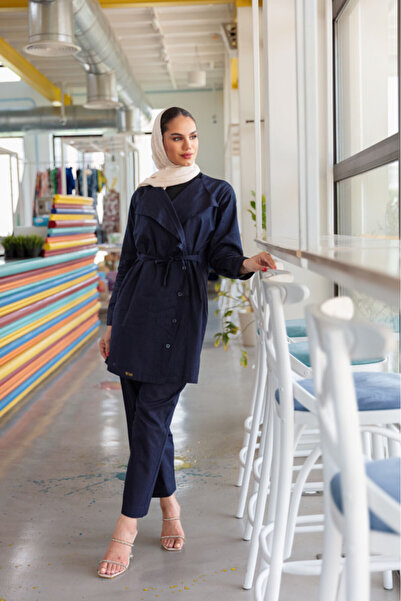 outline Women's navy blue suit