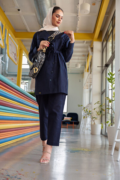 outline Women's navy blue suit