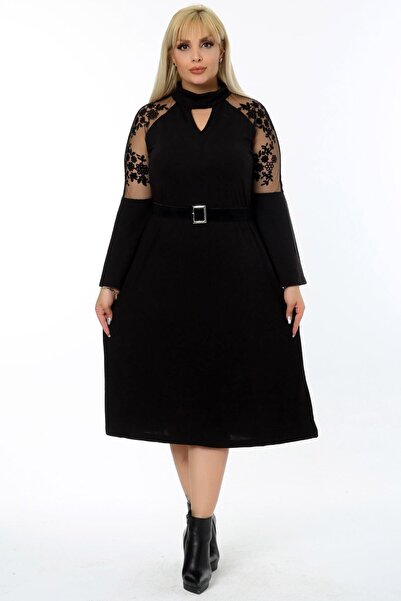 Kheos Rochie cu dantelă și curea cu volan - decolteu la piept