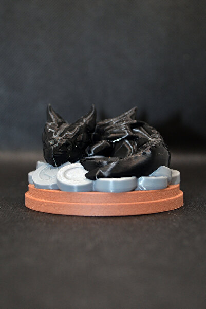 DiceLand DND FRP D20 Zar Tutucu - Koruyucu Sevimli Ejderha Gecenin Öfkesi Siyah