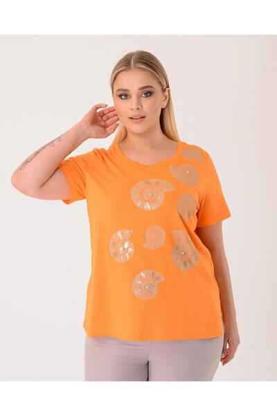 Vedi Γυναικείο μπλουζάκι με κοντό μανίκι με λαιμόκοψη μεγάλου μεγέθους με στάμπα και λεπτομέρεια με πέρλες 25YXD5014