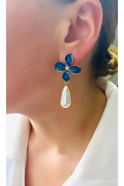 VNS Accessories Drop Pearl Detail Flower Earrings (5 cm)