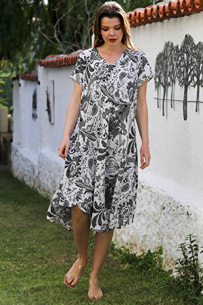 Chiccy Λευκό-μαύρο φόρεμα με λαιμόκοψη V με χαμηλό μανίκι Allover εμπριμέ casual υφαντό βισκόζη 115 66