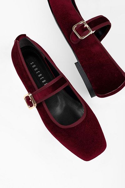 Shoeberry Damen-Ballerinas „Bobbi“ aus burgunderrotem Samt mit stumpfer Zehenpartie