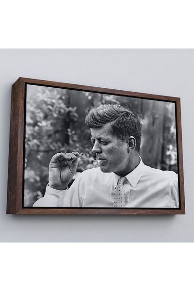 Harita Sepeti Pictură de John F. Kennedy care fumă marihuana cu cadru alb