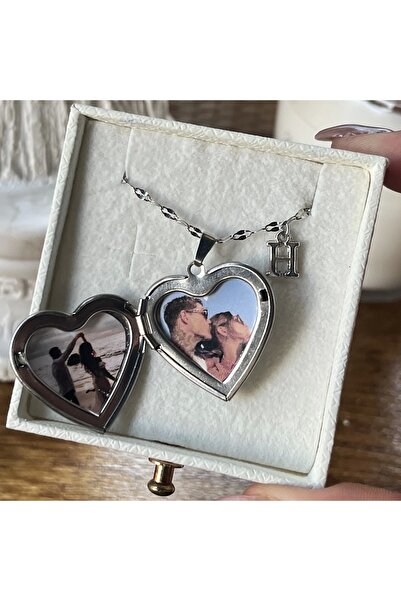 Vintagezegeni Çiçek Desenli ve Harfli Kapaklı Çift Fotoğraflı Kalp Kolye(2,1 cm)