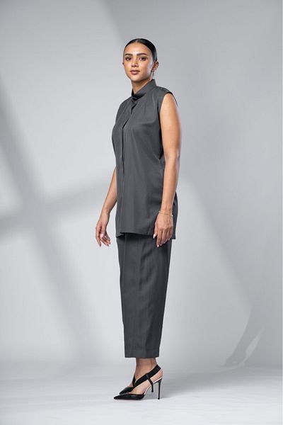 outline Two-piece gray set under the abaya