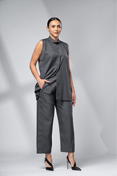 outline Two-piece gray set under the abaya