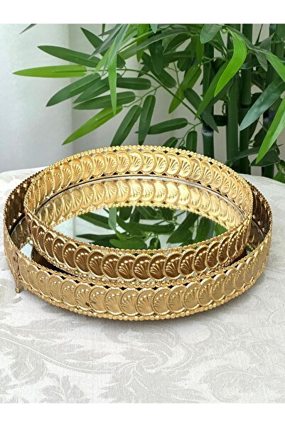 Generica A set of golden metal trays, made in Turkey. The large one is 30 cm in diameter and the small one is 25 cm.