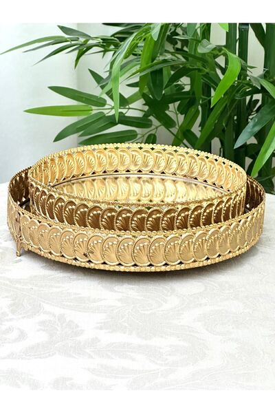 Generica A set of golden metal trays, made in Turkey. The large one is 30 cm in diameter and the small one is 25 cm.