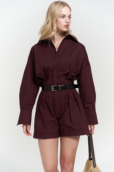 Mai Moaen Kurzer Overall in Weinrot mit Gürteldetail