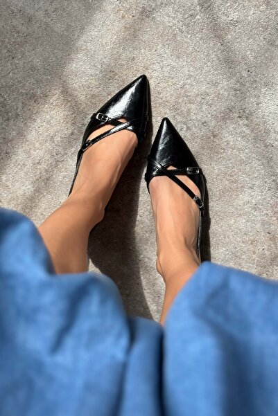 NİŞANTAŞI SHOES Jilly fekete ráncos matt csatos részletes, rövid sarkú női balerinák