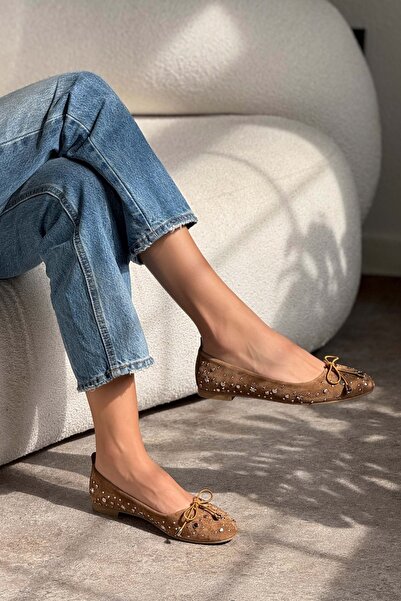 NİŞANTAŞI SHOES Bobby Tan valódi velúr bőr kiegészítők, részletes lapos talpú női balerinák