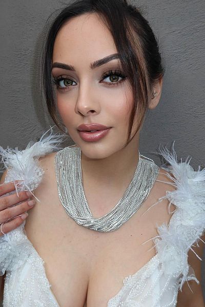 TAKIŞTIR قلادة بتصميم VIP بتفاصيل حجر فضي اللون