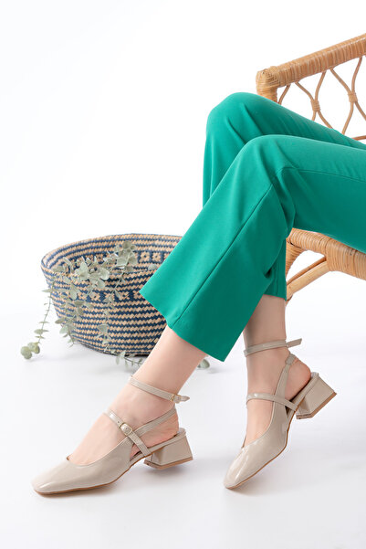 saramary حذاء نسائي من الجلد الكريمي اللامع مفتوح الظهر من Mary Jane Daily بم...