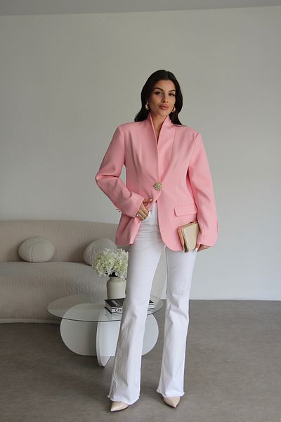 Julidress Blazer premium cu guler șal roz, cu buzunare ornamentale în față, cu nasturi mari din metal auriu