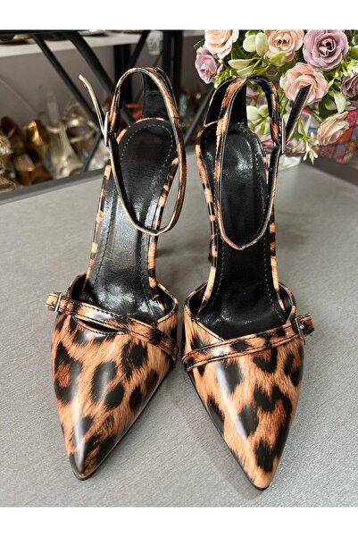 bitangosu "Every Step Has Its Character: Every Path Is a Story." This Stiletto Doesn'T Just Walk; It Leaves an Imprint.