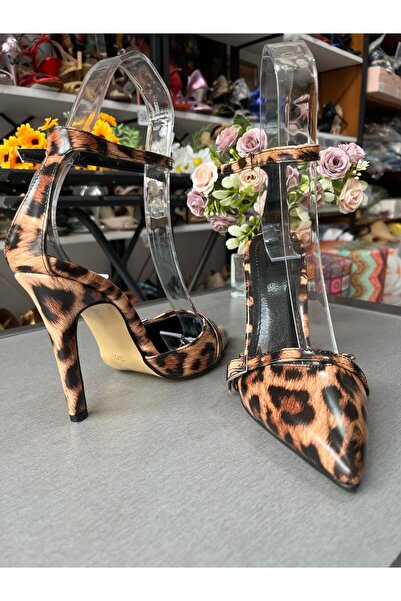 bitangosu "Every Step Has Its Character: Every Path Is a Story." This Stiletto Doesn'T Just Walk; It Leaves an Imprint.