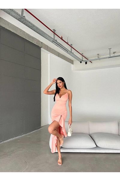 Modafeminen Βραδινό φόρεμα με λεπτό λουράκι με ασύμμετρο βολάν από ύφασμα κατάδυσης 581708 σε σκόνη