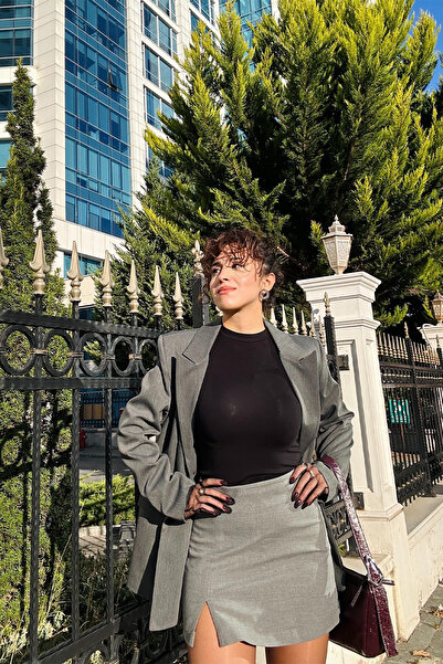 Damla Demli Yırtmaçlı Gri Şort Etek