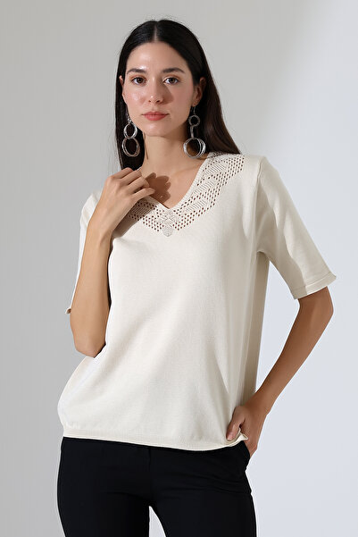 Devinka Γυναικείο μπλουζάκι με λεπτομέρεια με δαντέλα σε μπεζ V λαιμόκοψη
