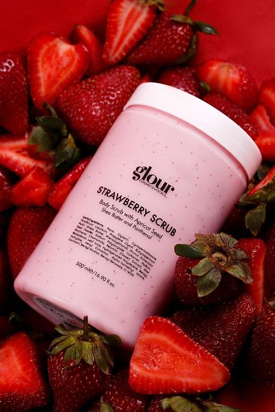 GLOUR 500 ml Strawberry Scrub with Strawberry Extract - Revitalizing and Moisturizing Cellulite and Submerged Remover