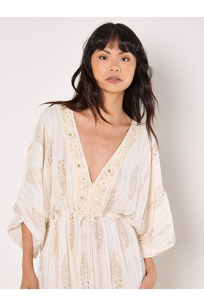 Apricot Goldfarbenes Kleid Mit Quasten