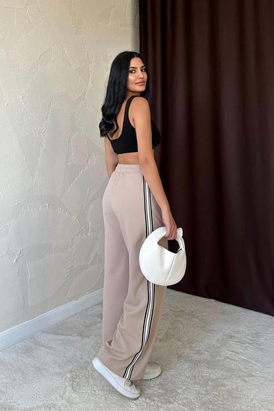 leyla sanat sanata yeni bir bakış açısı Leyla Sanat a New Perspective on Art Beige Side Stripe Pants