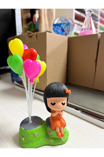 Seta Biblo Kız Bahçede Ve Uçan Balonlar