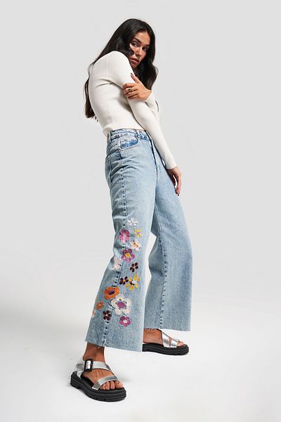 its basic Pantaloni pantaloni din denim pentru femei cu broderie florală colorată în zăpadă - Design potrivit