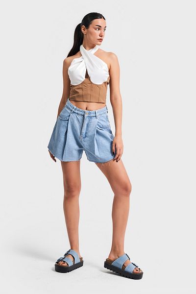 its basic Mini pantaloni scurți din denim pentru femei, cu pliuri albastre