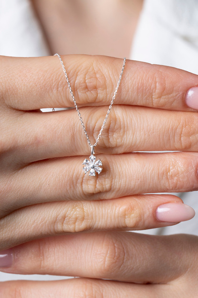 Elika Silver 925 Ayar Gümüş Minimal Işıltılı Kamelya Çiçeği Kolye