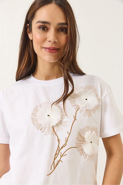 Bianco Lucci Γυναικείο T-Shirt με κοντό μανίκι με λαιμόκοψη με κεντημένα αξεσουάρ ανάγλυφο 60602024