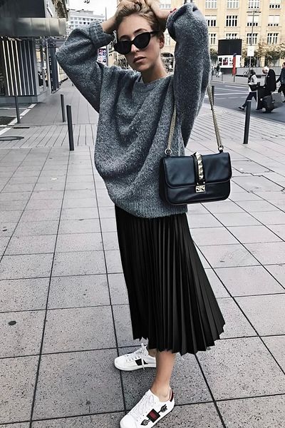 02Lady Fashion Women's Black Pleated Skirt Combination – Casual and Stylish Style |   Autumn/Winter Fashion