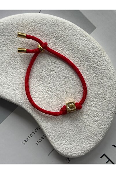 Rossetto Atelier Küp C Harfli Asansörlü Kırmızı İp Bileklik