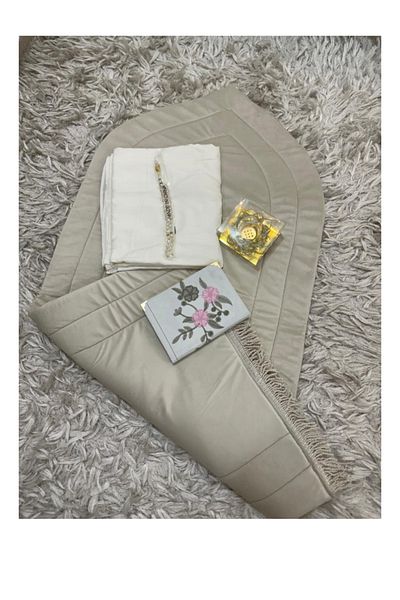 Gerenic 5-piece prayer rug set: a padded rug with a prayer sheet, an incense burner, a prayer beads, and a copy of the Holy Qur’an. Suitable as a gift.