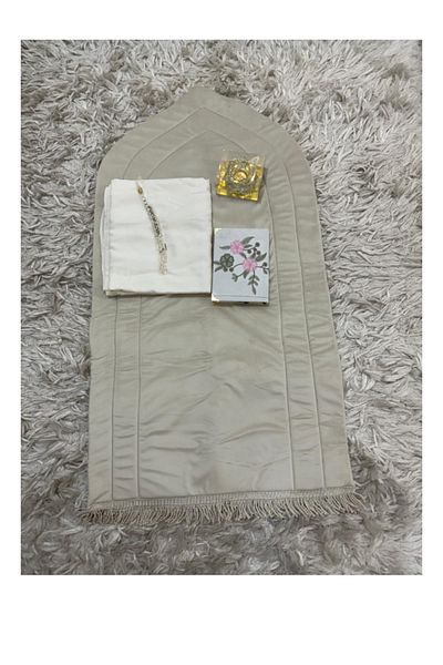 Gerenic 5-piece prayer rug set: a padded rug with a prayer sheet, an incense burner, a prayer beads, and a copy of the Holy Qur’an. Suitable as a gift.