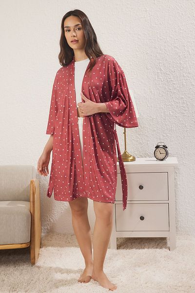 Trendyol Collection Gebündelter, herzförmiger, gerippter Strickmantel mit rotem Gürtel THMSS25SB00004