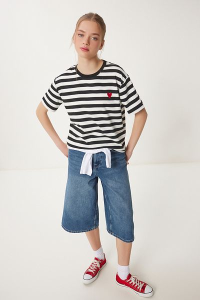 Happiness İstanbul Schwarz-weißes gestreiftes Strick-T-Shirt mit Herz-Stickerei für Damen AN00228