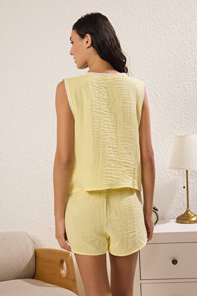 Trendyol Collection Gelbes Spitzen-Pyjama-Set aus 100 % Baumwolle THMSS25PT00025