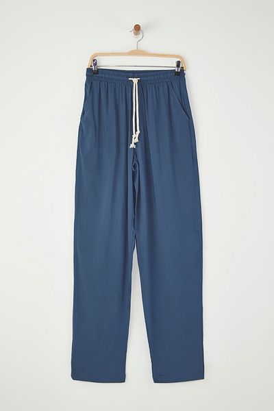 Trendyol Collection Marineblaue Viskose-Sommerhose – drapiert, bequeme Passform, mehr haltbar TMNSS25PL00004
