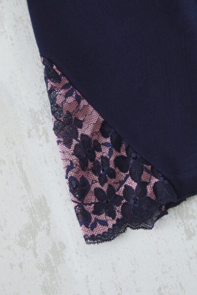 Trendyol Curve Sötétkék csipke hátlap viszkóz pizsama szett - TBBSS25AI00109