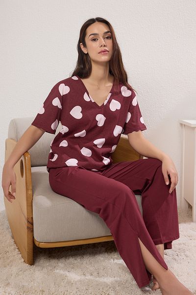 Trendyol Collection Burgunder-Mehrfarbiges Strickpyjama-Set aus 100 % Baumwolle mit Herzmuster und Schlitzdetails THMSS25PT00277